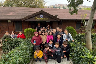 EL YAPIMI KÂĞIT ATÖLYESİ’NDE ÇOCUKLAR GERİ DÖNÜŞÜMÜ UYGULAMALI ÖĞRENİYOR